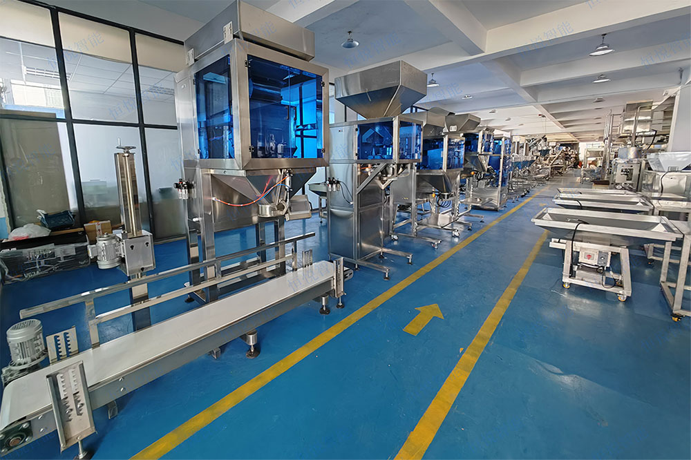 IMG_20240830_1316012.jpg ⑶、25公斤顆粒包裝機采用雙斗秤或四斗秤振動下料