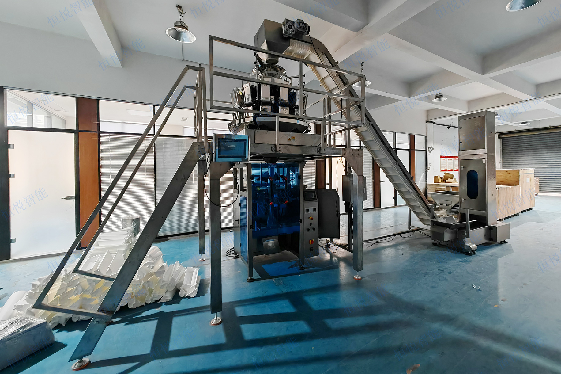 自動稱重包裝機是一種將高精度稱重計量裝置與立式包裝機或給袋式包裝機相結