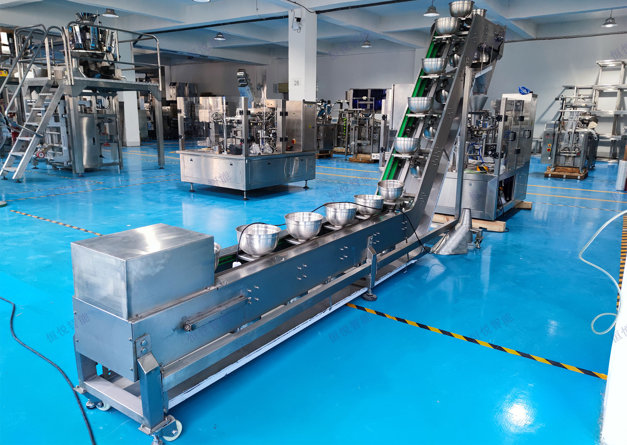 組合秤自動定量稱重包裝機是一種集成高精度稱重與自動化包裝功能的設備 組合秤自動定量稱重包裝機是一種集成高精度稱重與自動化包裝功能的設備