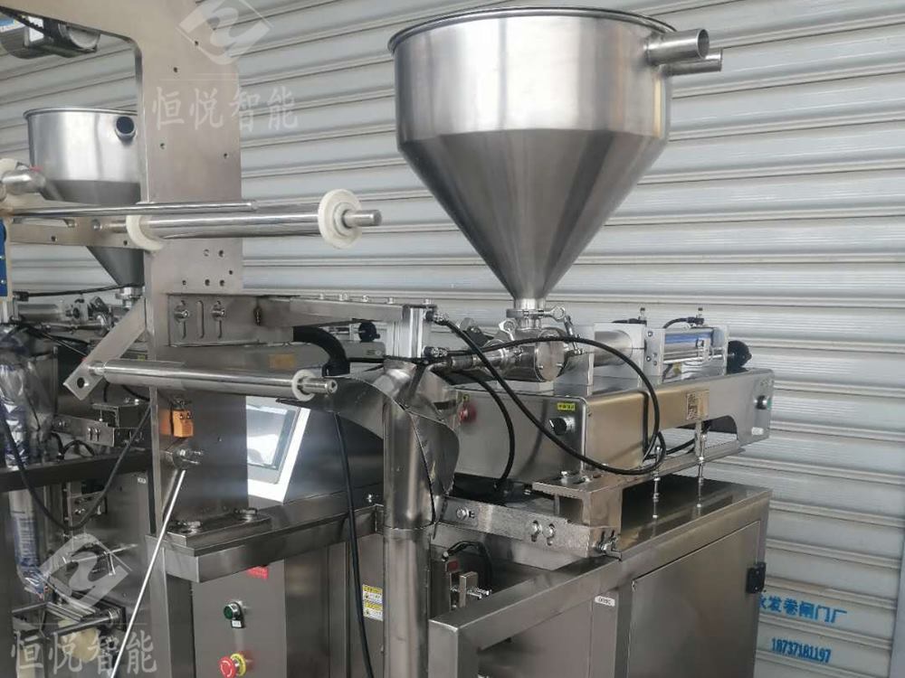 自動袋裝膏體包裝機發貨現場