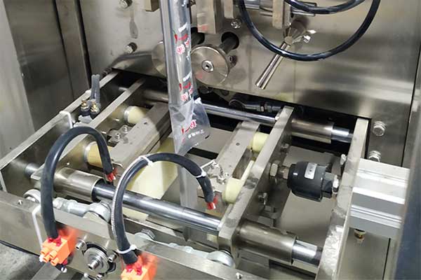 調味醬立式包裝機的封口機構