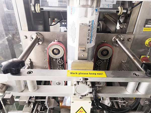 全自動立式包裝機可使用多種材質的薄膜制袋