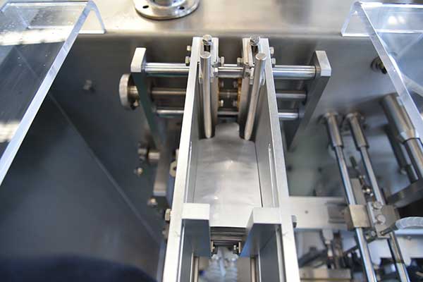 水平給袋式自動包裝機采用預制包裝袋精美包裝