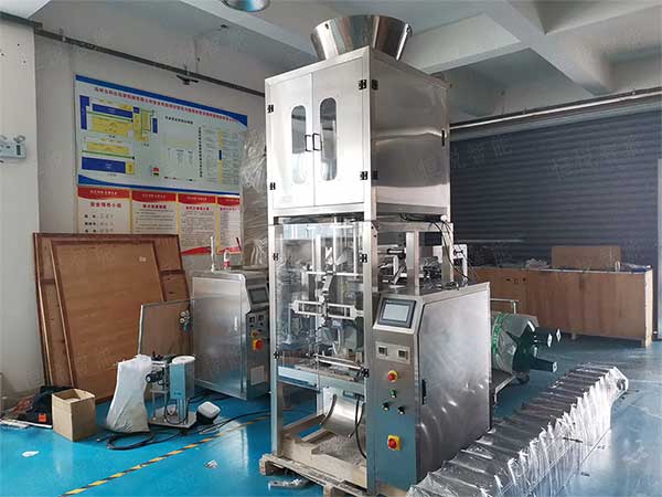 全套粉體自動包裝機流水線由螺桿計量機、真空上料機、成品輸送機組成