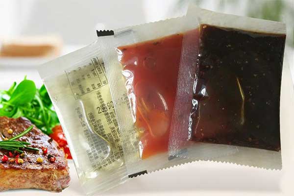 蔬菜包、粉料包、醬料包、骨湯包等產(chǎn)品的小袋方便面調(diào)料包裝機(jī)