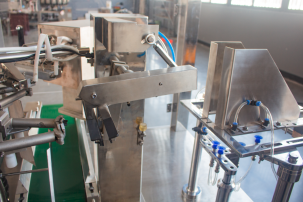 給袋機自動包裝機是用各種熱封性的多層復合膜