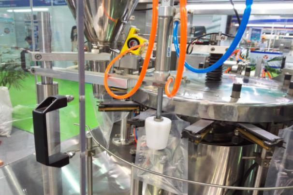 給袋式粉劑包裝機可以用于附加值相對較高的粉末狀物料灌裝